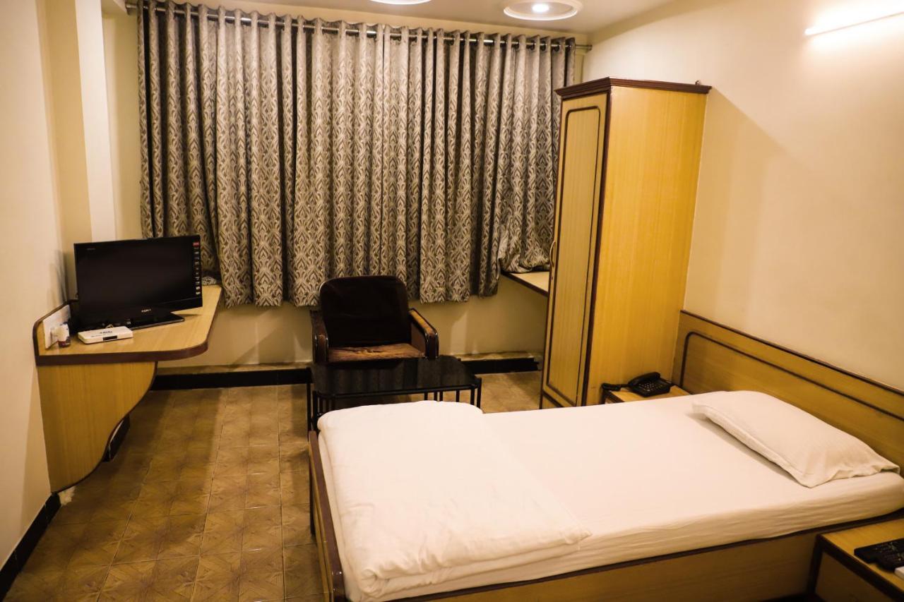 Hotel Kirti Jāmnagar Εξωτερικό φωτογραφία